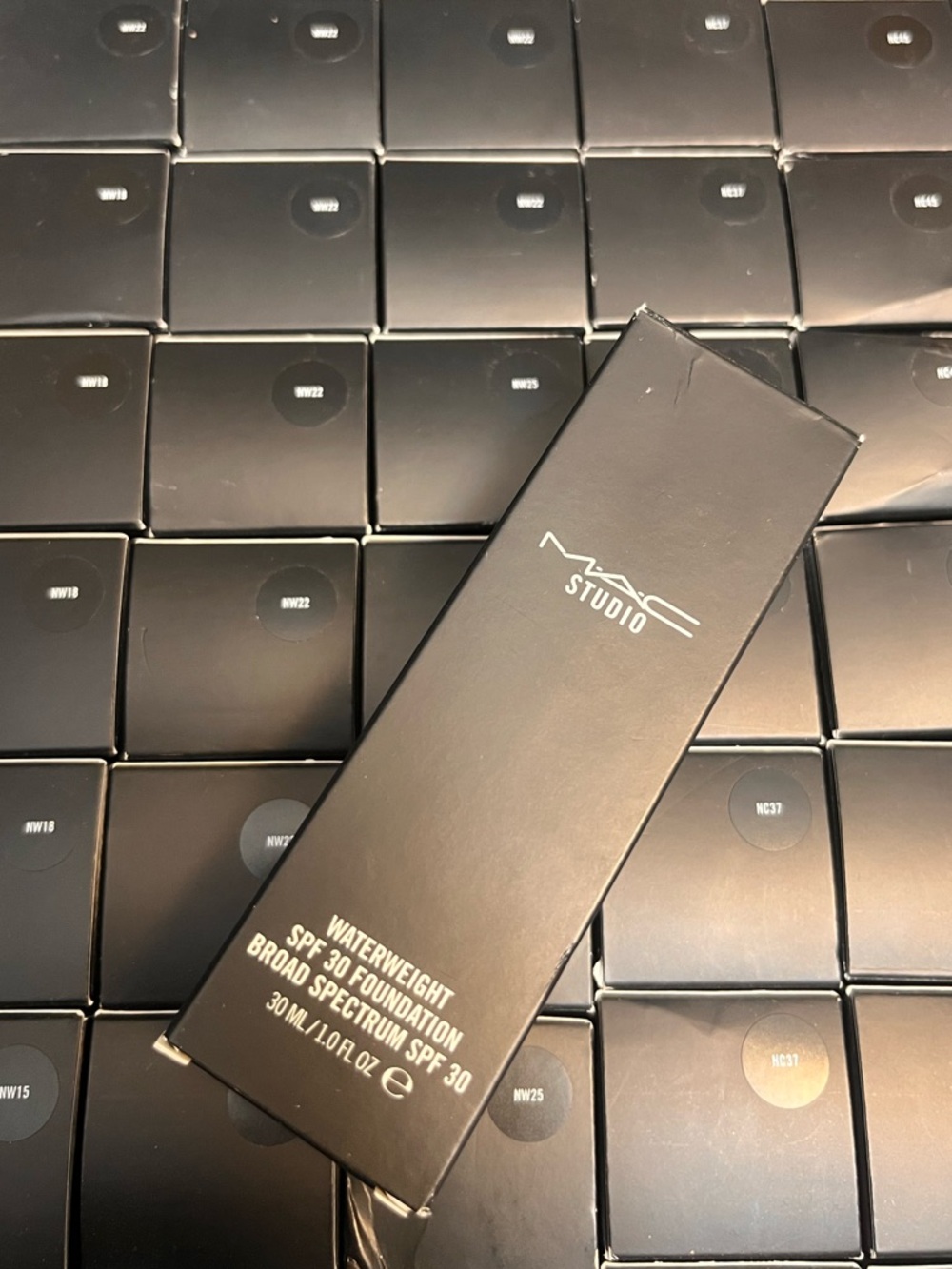 New Mac Studio Waterweight SPF30 Foundation Sheer Coverage Brand New in Box